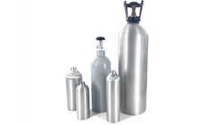 Photo représentant toutes les tailles de cylindres co2 dans un environnement industriel propre.